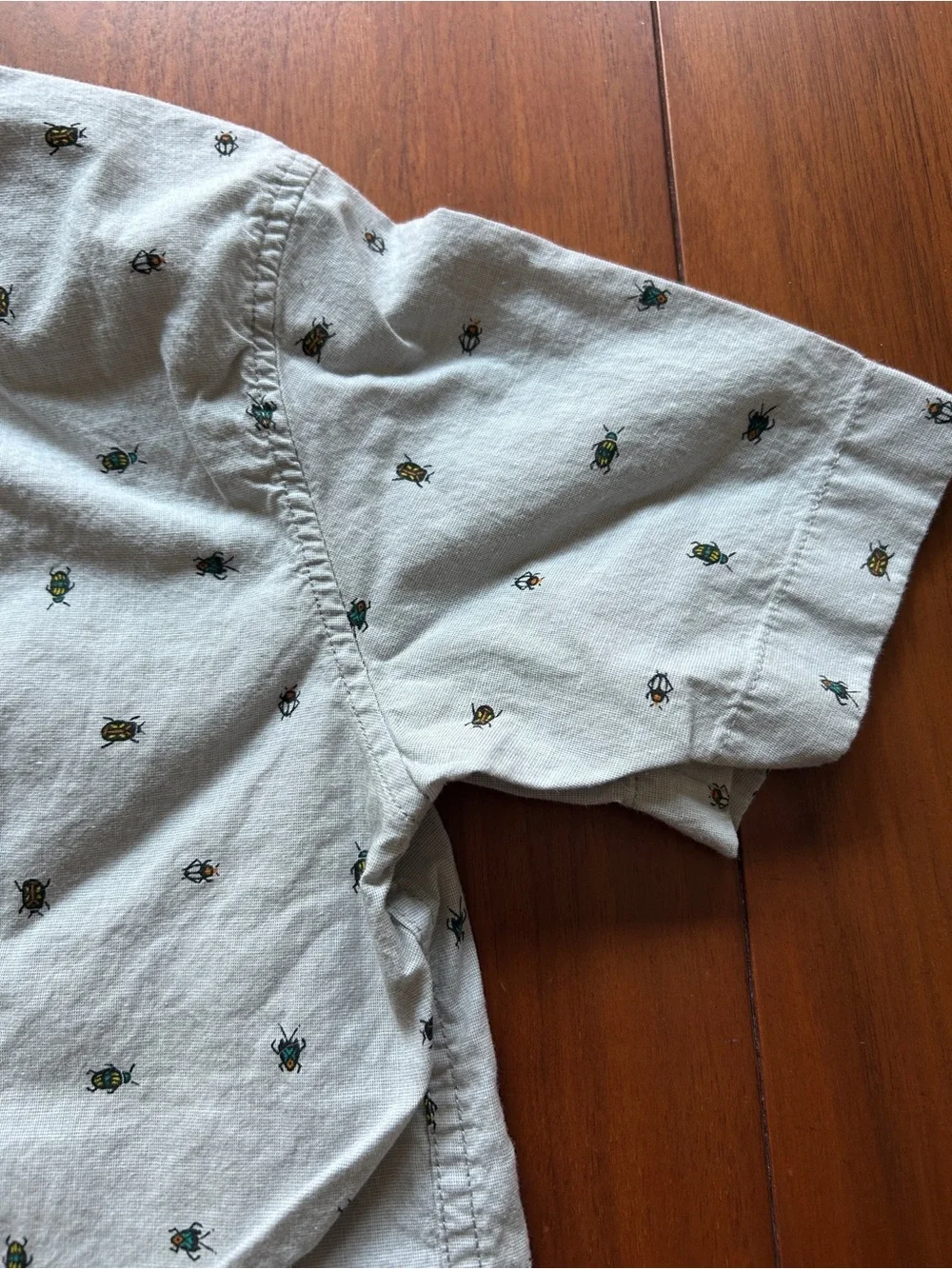 Old Navy Light Gray Short-Sleeve Button-Down Shirt with Insect/Bug Print